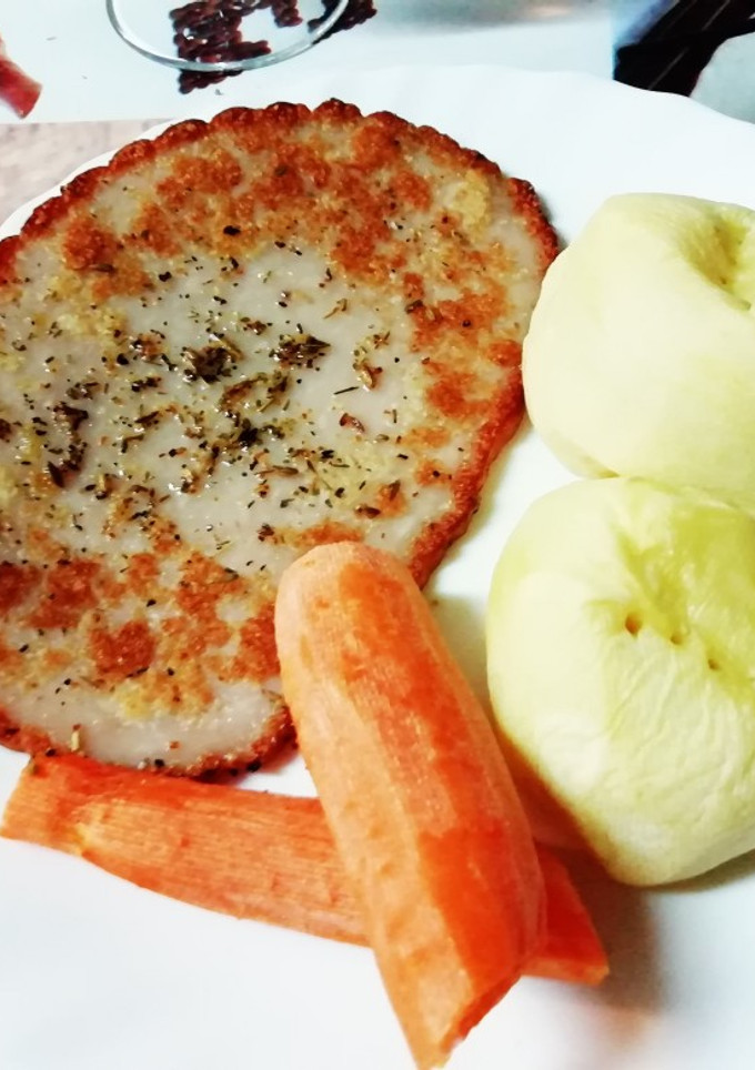 Una foto de Filete de pollo asado a la plancha con patatas y zanahorias