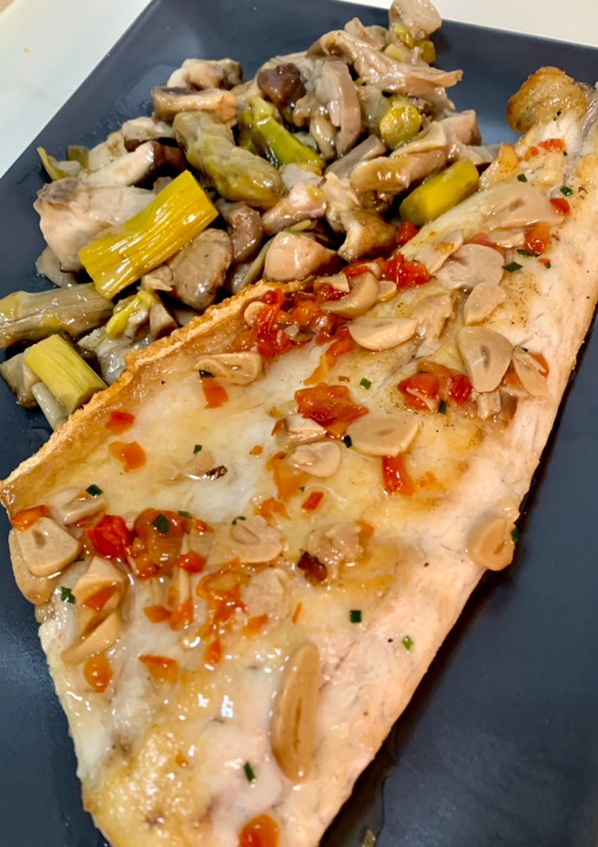 Una foto de Lubina a la plancha con ajada