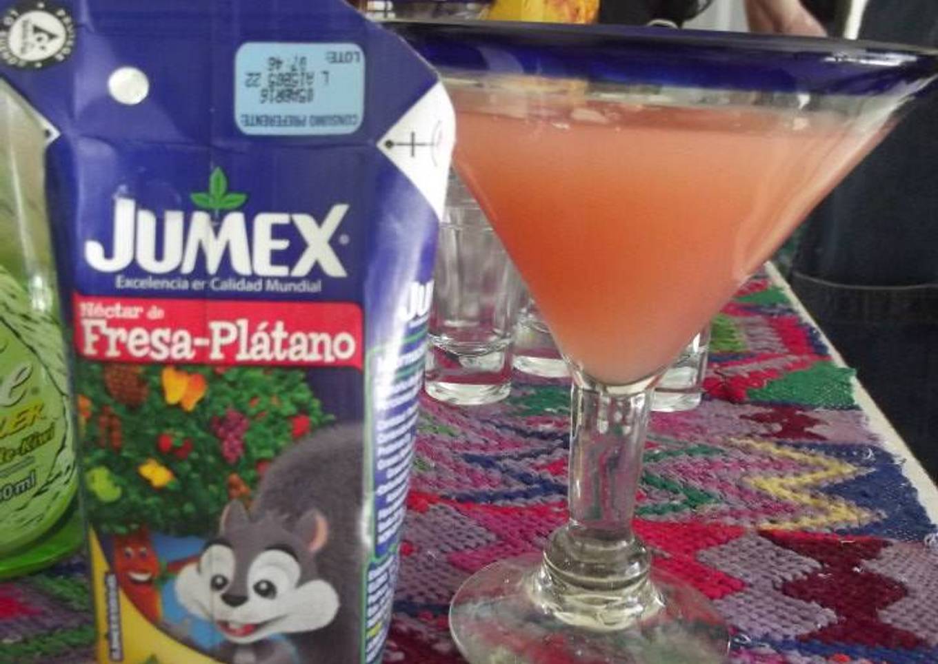 Cóctel navideño de tequila, fresa-plátano Correa