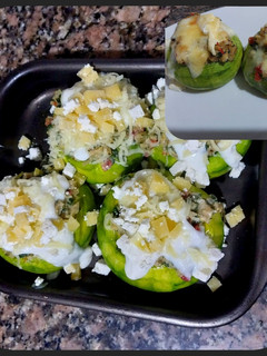 Una foto de Zapallitos de tronco rellenos de Seitán y quesos