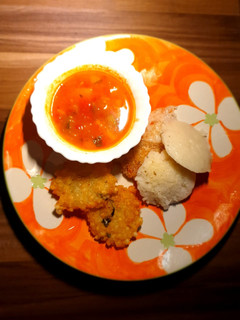 A picture of Idli Sambhar.