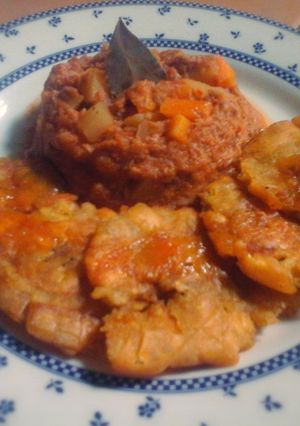 Una foto de Atún Desmenuzado Guisado con Tostones