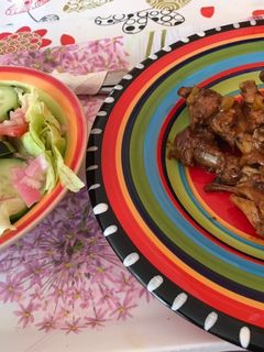 Una foto de Pollo guisado con ensalada verde