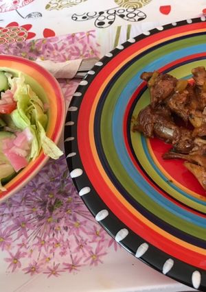 Una foto de Pollo guisado con ensalada verde