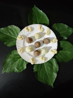 કાજુ લીલા નાળીયેર વીથ કોકો લાડુ (Kaju Lila Nariyel With Coco Laddu Recipe In Gujarati) રેસીપી મુખ્ય ફોટો