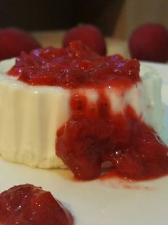 Foto resep Ketogenic vanilla Panna cotta with strawberry sauce