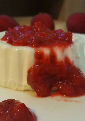 Foto resep Ketogenic vanilla Panna cotta with strawberry sauce
