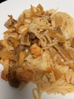 Una foto de Tallarines de arroz, salteados con pollo, gambas y setas