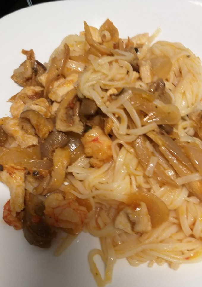 Una foto de Tallarines de arroz, salteados con pollo, gambas y setas