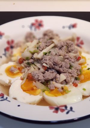 รูปของ ยำไข่ต้ม + หมูสับ เห็ดชิเมจิ
