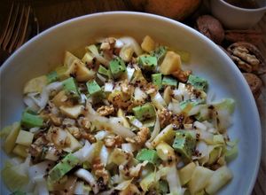 Une photo de Salade d'endive, pomme, noix et gouda au pesto vert