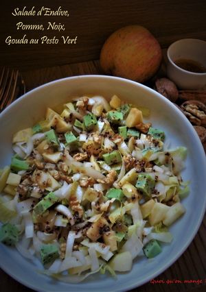 Une photo de Salade d'endive, pomme, noix et gouda au pesto vert