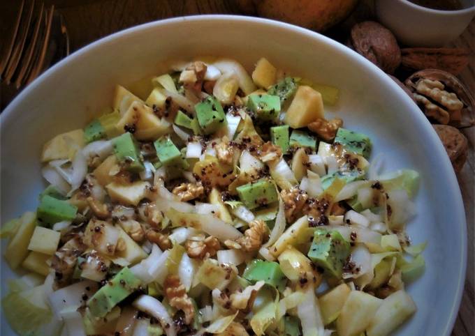 Salade d'endive, pomme, noix et gouda au pesto vert