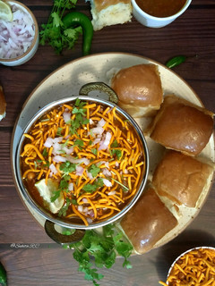 A picture of Misal Pav.