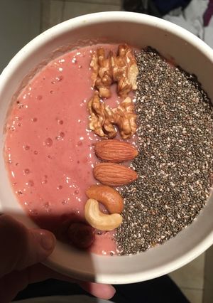 Una foto de Smoothie bowl Vegano de Banana y Frambuesas