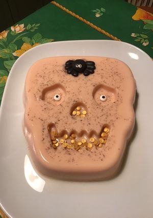 Une photo de Entremets skull vanille et pralines roses
