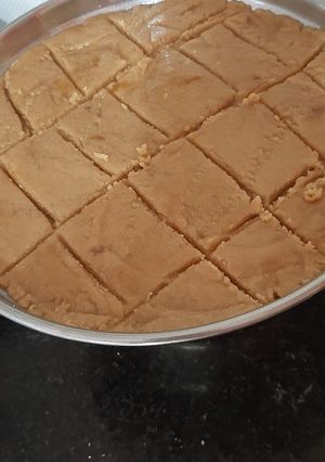 સુખડી(sukhdi recipe in gujarati) રેસીપી મુખ્ય ફોટો