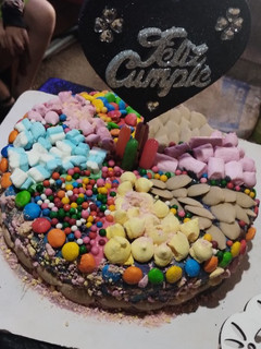 Una foto de Torta de golosinas 🤩🤩para Isabella!!!