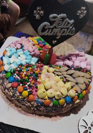 Una foto de Torta de golosinas 🤩🤩para Isabella!!!