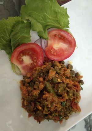 A picture of Hara chana masala curry.