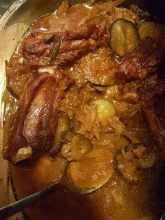 Una foto de Verduras con costillas al horno