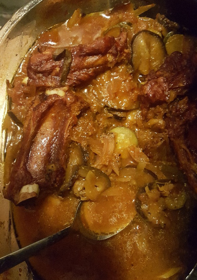 Una foto de Verduras con costillas al horno