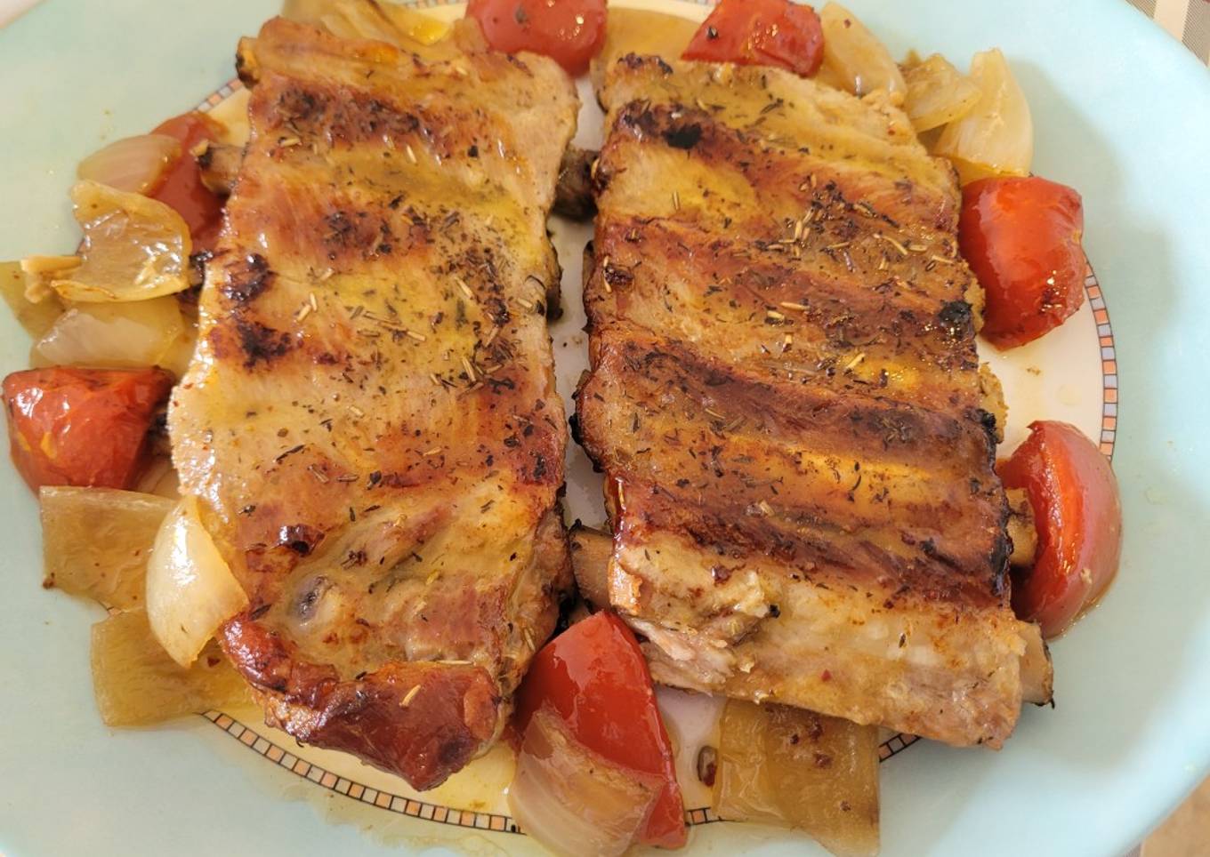 Costillar de cerdo confitado, y salsa de naranja. Receta propi