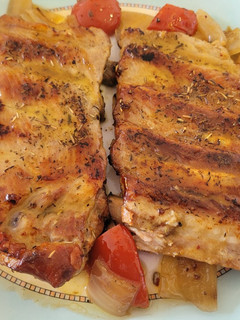 Una foto de Costillar de cerdo confitado, y salsa de naranja. Receta propi