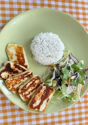 Grillsajt rizzsel, salátával recept fotója