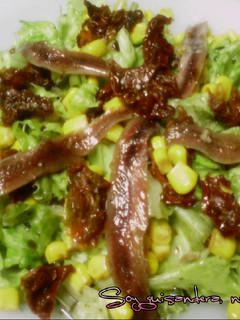 Una foto de Ensalada con anchoas y tomates secos en aceite