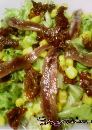 Foto principal de Ensalada con anchoas y tomates secos en aceite