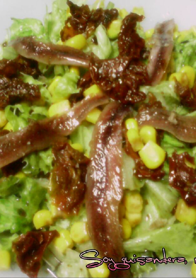 Una foto de Ensalada con anchoas y tomates secos en aceite