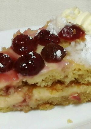 Foto principal de Tarta de bizcocho de nata con cerezas rellena de crema.🍰