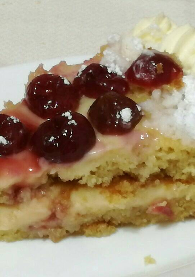 Una foto de Tarta de bizcocho de nata con cerezas rellena de crema.🍰
