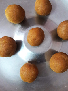 கடலைப் பருப்பு லட்டு செய்முறை முக்கிய புகைப்படம்