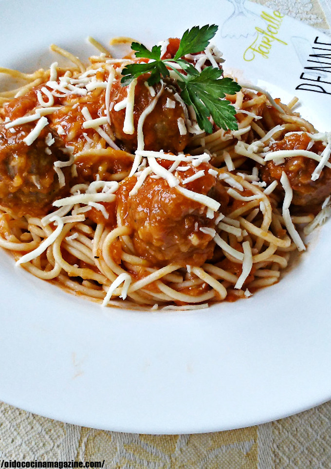 Una foto de Espaguetis con albóndigas en salsa de tomate casero