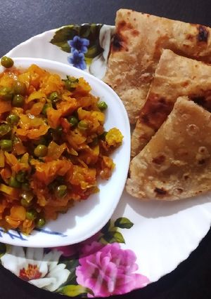 વટાણા કોબી નું શાક (Vatana Kobi Shak Recipe In Gujarati) રેસીપી મુખ્ય ફોટો