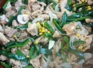 Una foto de Cubitos de pollo con champiñones y chiles poblanos
