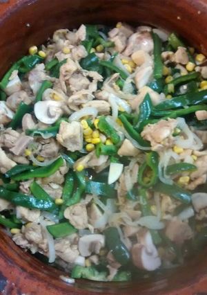 Una foto de Cubitos de pollo con champiñones y chiles poblanos