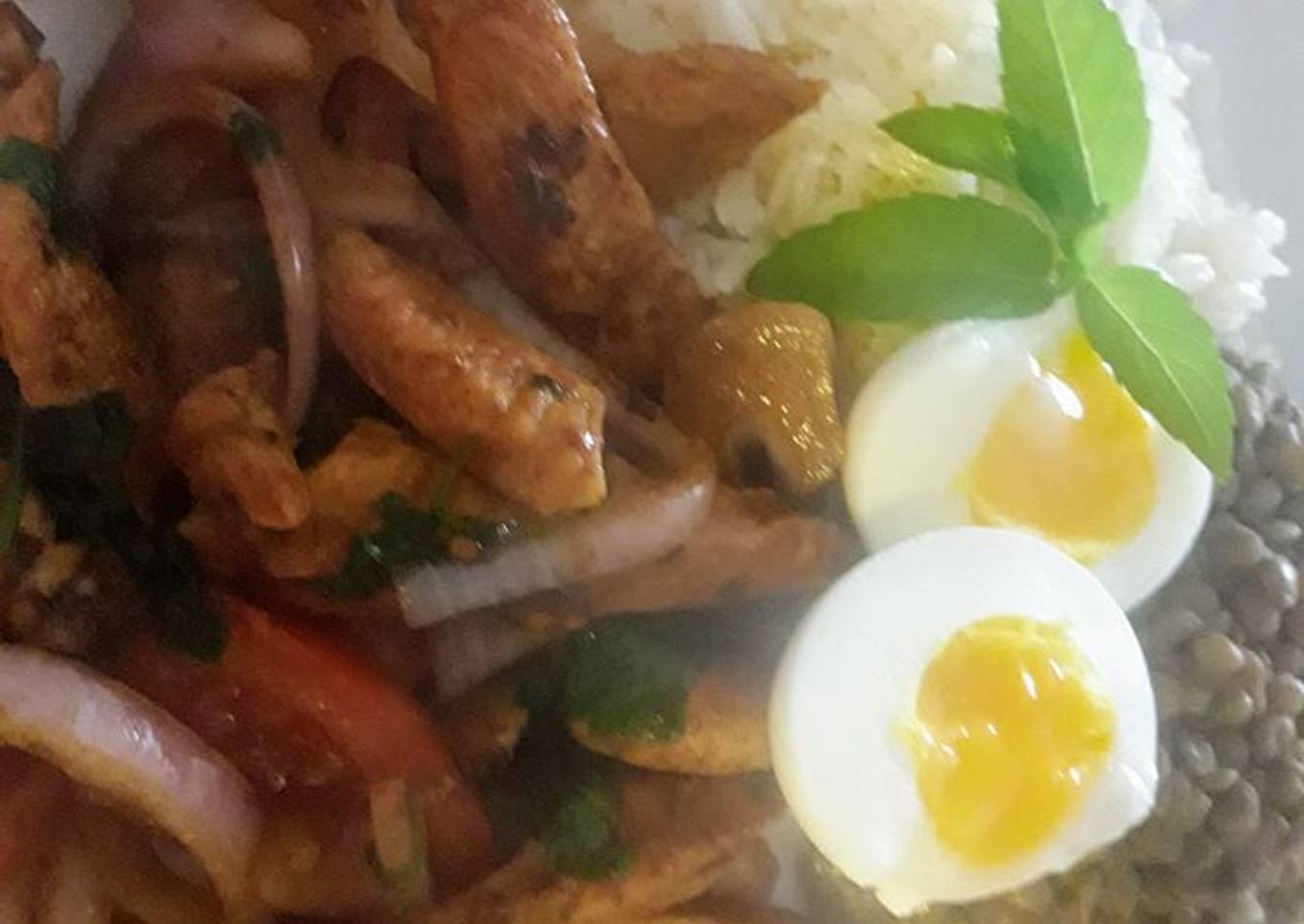 Saltado de Pechugas de Pollo con Lentejitas