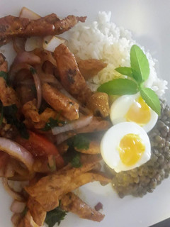 Una foto de Saltado de Pechugas de Pollo con Lentejitas