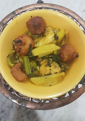 A picture of Bengali fish curry (Maacher Jhol with veggies and Bori).