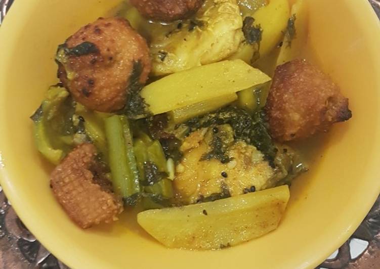Healthy Recipe of Bengali fish curry (Maacher Jhol with veggies and Bori)