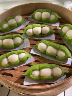 A picture of Pea-Shaped Steamed Buns(豆荚馒头）.
