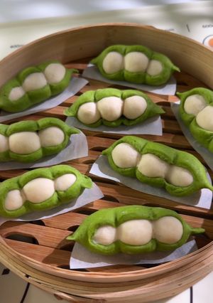 A picture of Pea-Shaped Steamed Buns(豆荚馒头）.