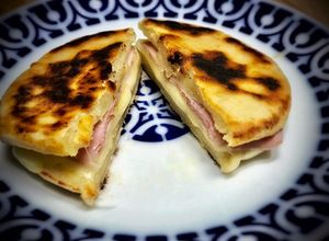 Una foto de Bikini (en mollete casero) — sándwich mixto (en mollete casero)—