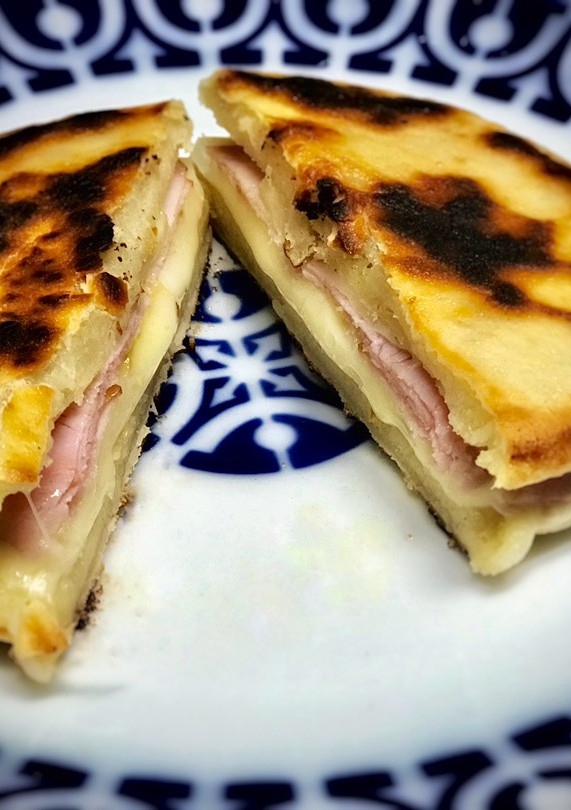 Una foto de Bikini (en mollete casero) — sándwich mixto (en mollete casero)—