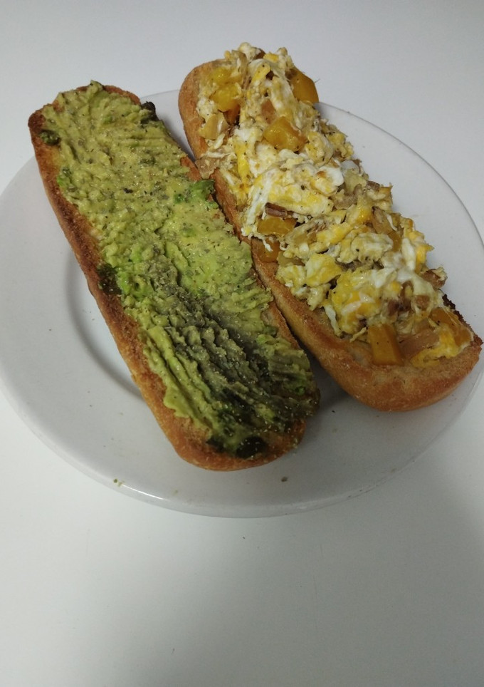 Una foto de Tostadas de aguacate y revuelto con verdura