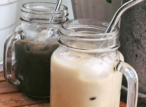 Hình của món Sữa đậu phộng và Sữa mè đen.