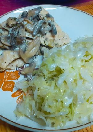 Una foto de Pechuga de Pollo con Salsa de Champiñones y ensalada
